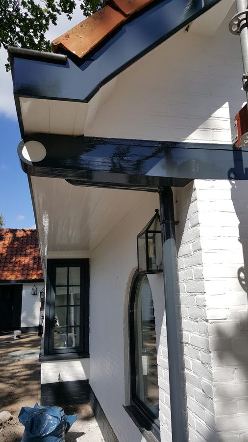Witte gevel met zwarte kozijnen