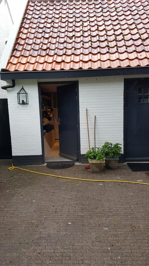 Blauwe deuren — schuur/bijgebouw